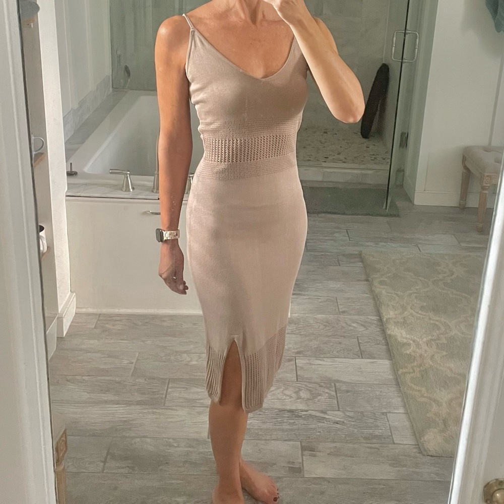 Bobi body con midi dress in taupe.